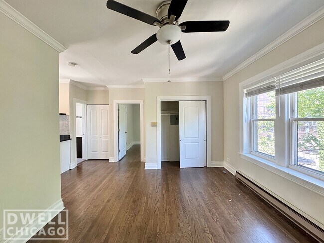 Building Photo - 644 W Roscoe St Unit 2N