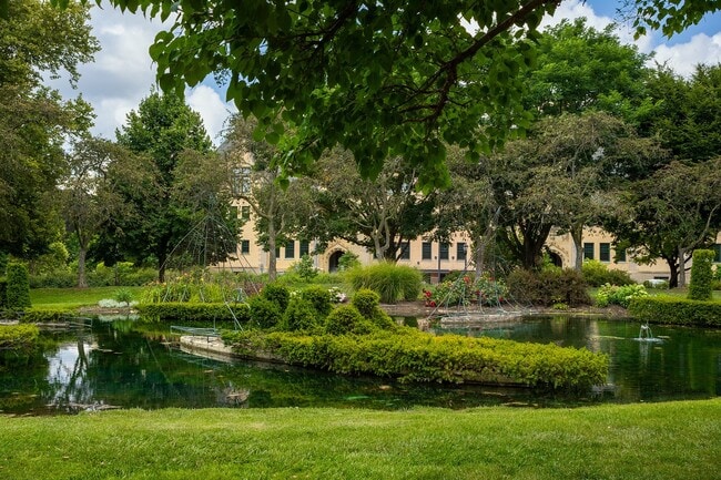 Explore Topiary Park - Washington Place Apartments