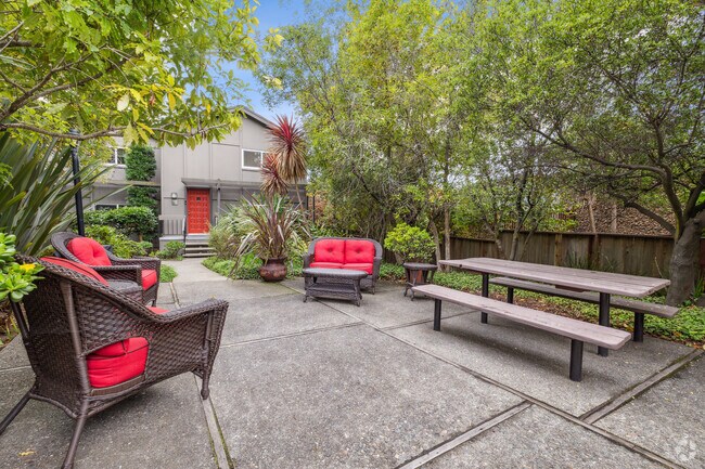 Área común con mesa y asientos al aire libre - Via Holon Apartments