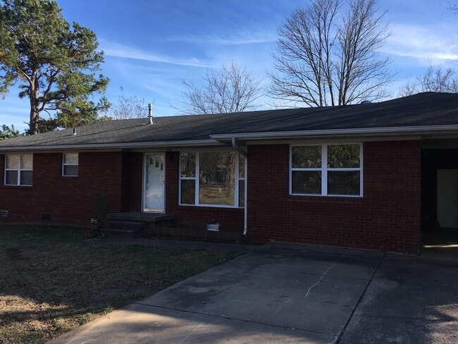 Building Photo - 409 W Dogwood St