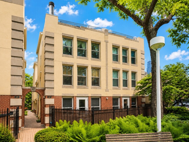 Building Photo - 1170 S Plymouth Ct