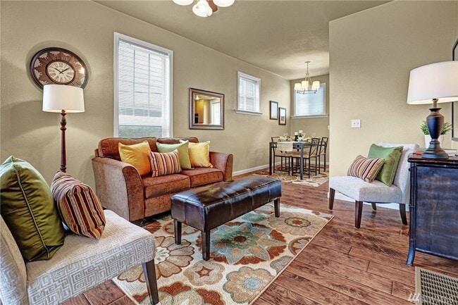 Photo - 3 Bed House Available Now! 1 block from Gr...