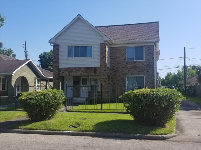 Building Photo - 2823 Cleburne St
