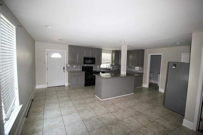 Photo - 3033 Toledano St