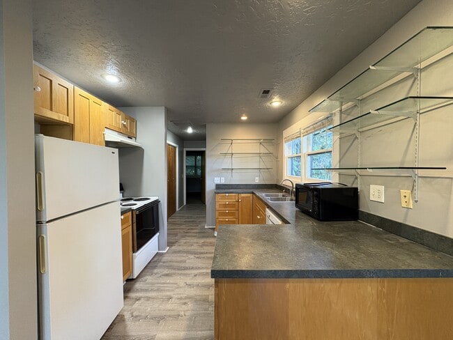 Photo - 1275 SW College St