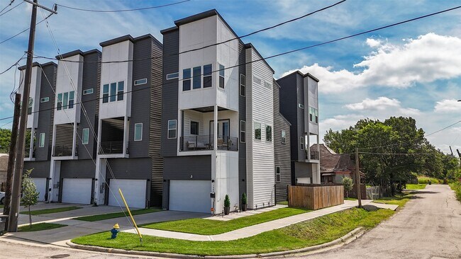 1602 Mary St