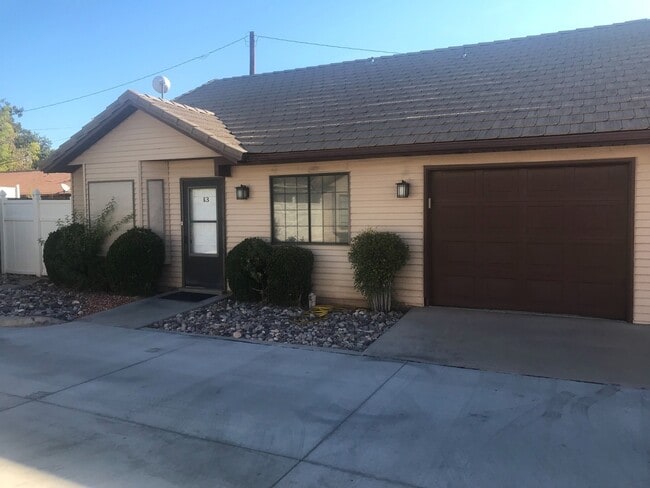 Building Photo - 2 Bedroom downtown