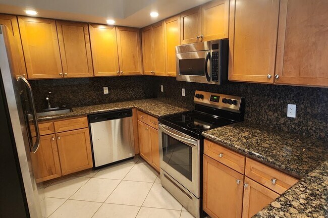 Building Photo - 5600 Collins Ave Unit 16-Y Rental