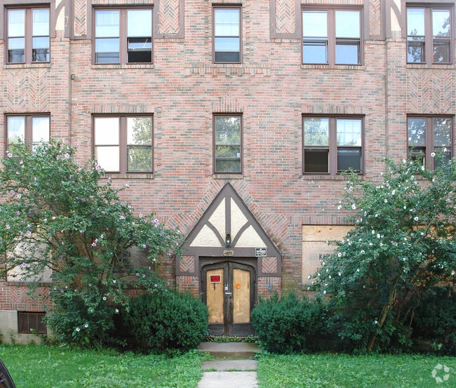 360 Laurel St