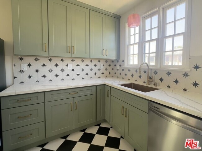 Building Photo - 337 1/2 N Gardner St Rental