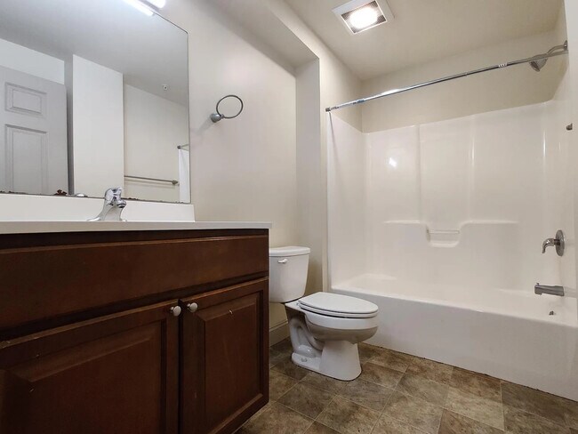 Photo - 238 College St