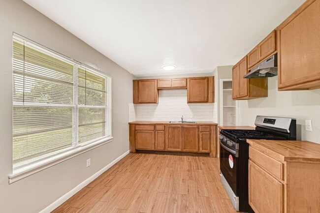 Photo - 4319 Howcher St