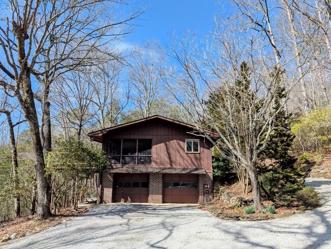 Building Photo - 306 Mountain Meadows Rd Rental