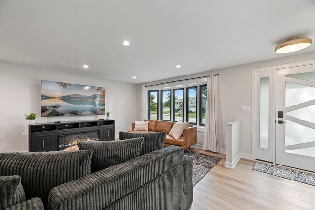 Photo - 208 W Hartford Dr