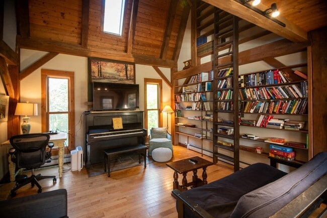 Building Photo - 216 South End Rd