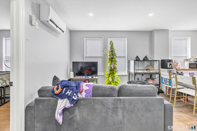 Photo - 1472 Baldwin St Unit 3