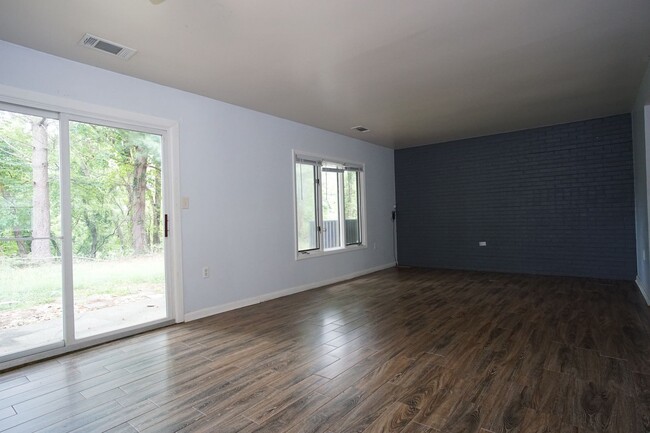 Photo - 3 Bedroom / 2 1/2 Bathroom. Close to Campus. On PHD bus route.