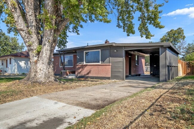 Photo - 810 N 6th E St House
