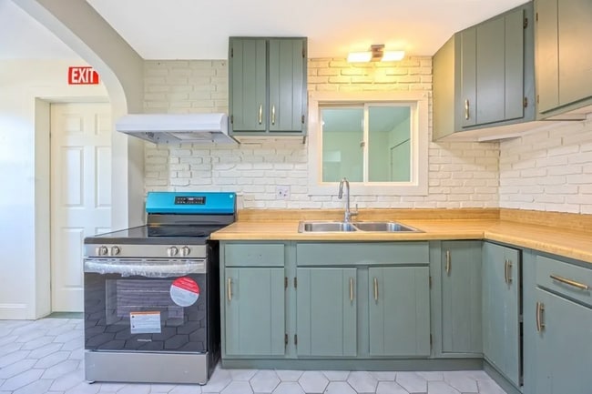 Photo - 318 Newton St