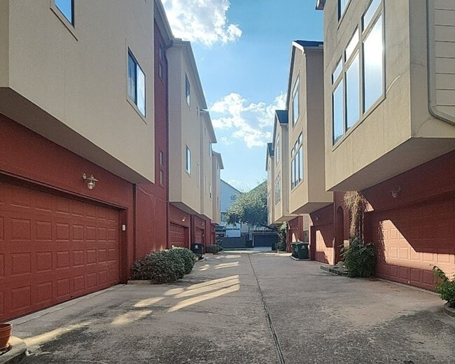 Photo - 404 Parker St