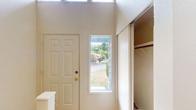 Photo - Charming Condo in the Heart of Oak Harbor!...