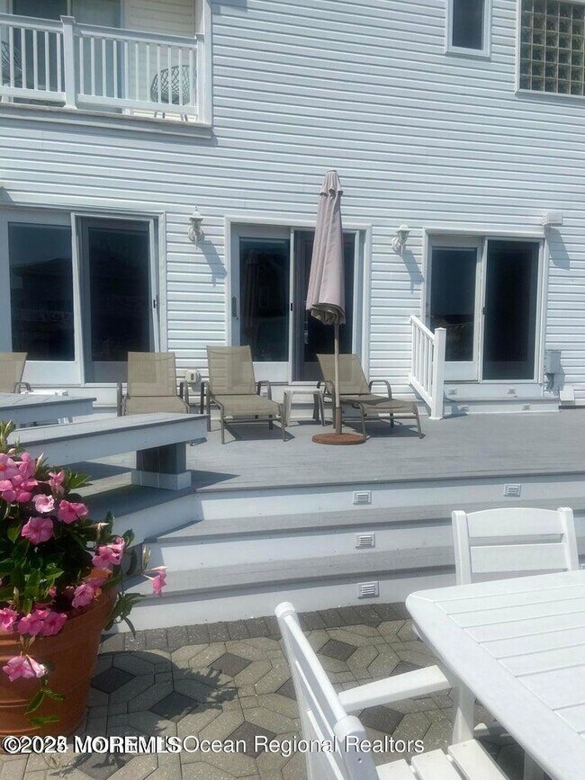 1712 Rue Mirador