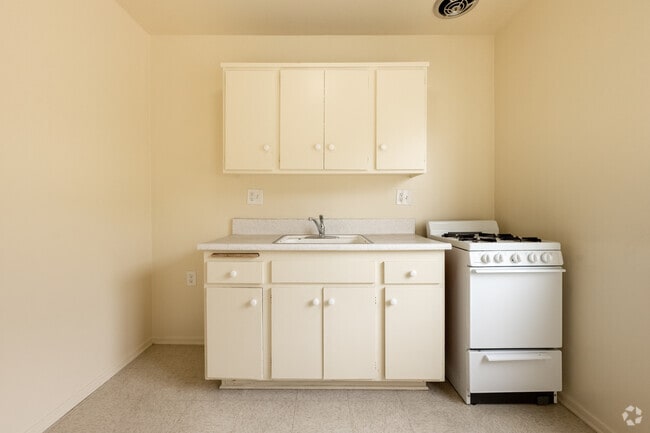 Studio, 1BA - 700SF - Kitchen