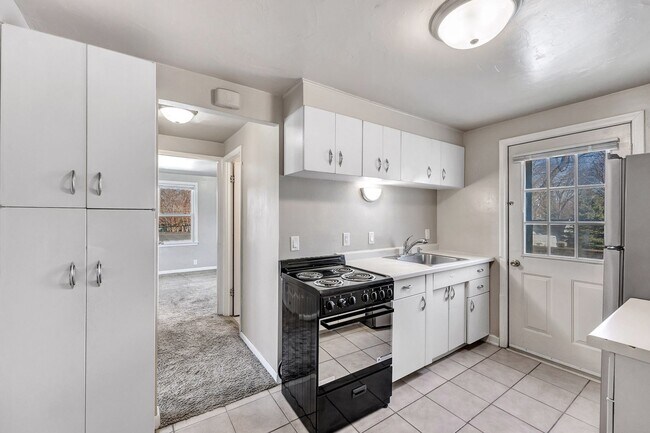 Photo - Charming 1-Bedroom Lower Apartment — West Side Green Bay Unidad 02