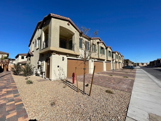 Photo - GATED 2 BED 2.5 BATH 2 CAR GARAGE 2 FLOOR ...