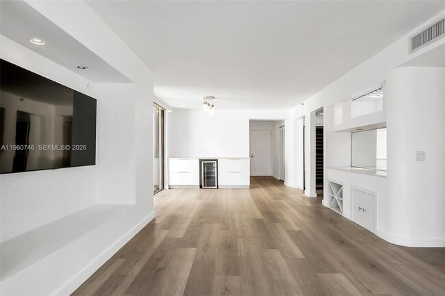 Building Photo - 6061 Collins Ave Unit 7A