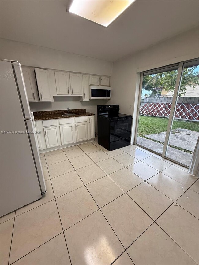 Photo - 300 SW 9th Ave Apartment Unit 1