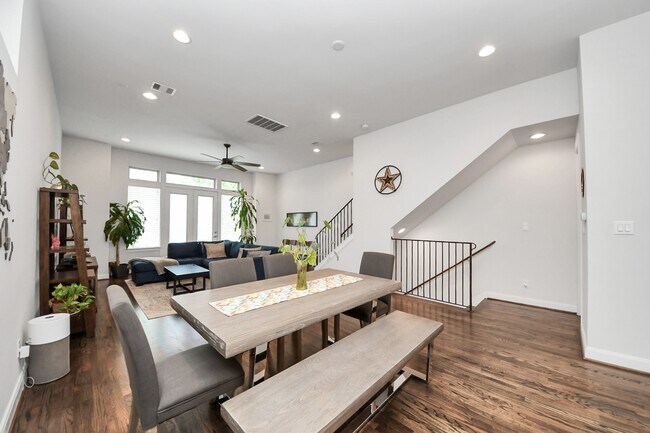 Photo - 1243A Bonner St