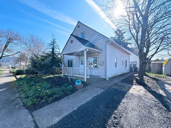 Photo - 950 Clark St