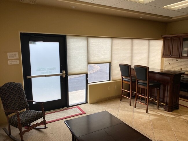 Building Photo - Large 1 bed / 1 bath Condo on North End of... Unit 105B