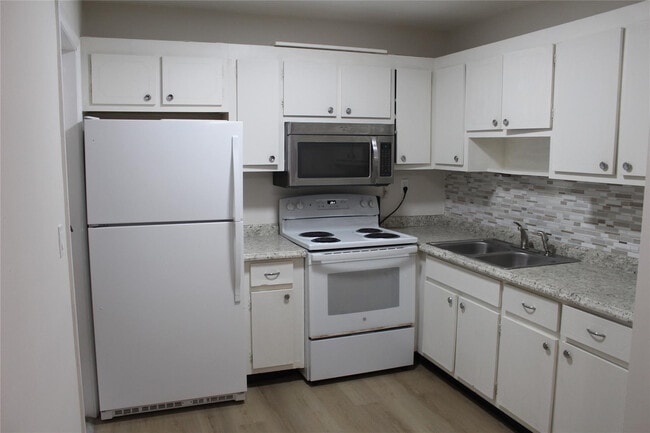 Photo - 1720 Funston St Unidad 103