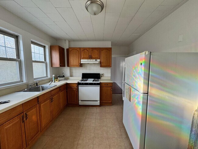 Building Photo - 74 Newbury St Unit 2