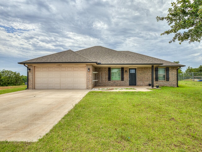 Building Photo - 2202 Buchanan Dr