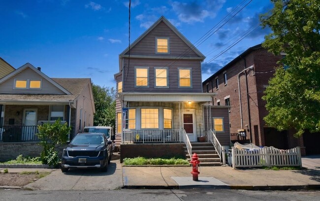 Building Photo - 196 W 52nd St Unit 2