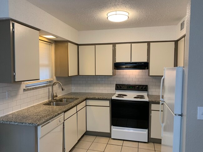 Updated kitchen with plenty of light! - 2142 W Brooks St Unit A