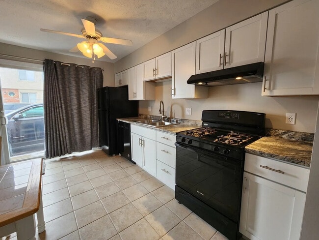 Building Photo - 1500 Dustin Dr Unit 2
