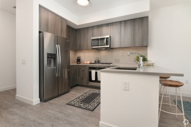 Building Photo - 855 W Madison St Rental