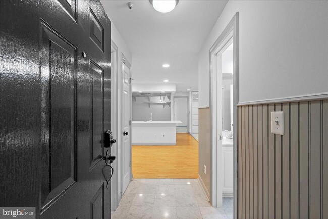 Building Photo - 12221 Fairfield House Dr Unit 105B