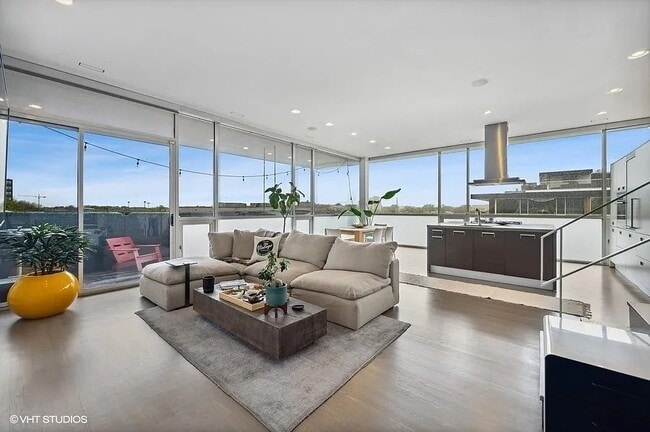 Photo - 2157 W Division St