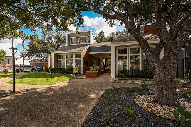 Building Photo - Woodchase Apartments