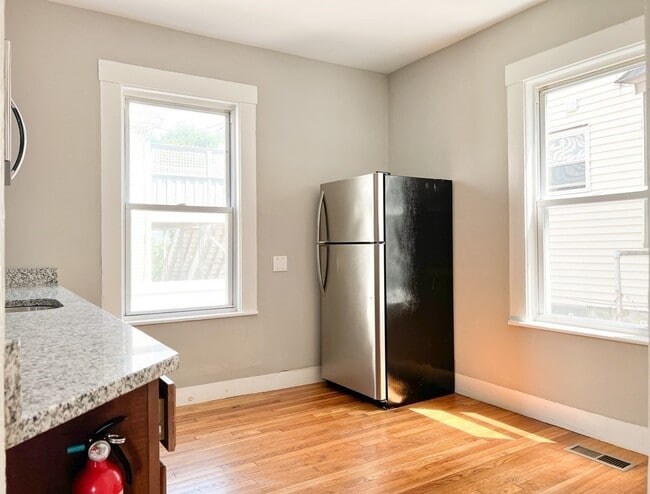 Photo - 642 Moody St