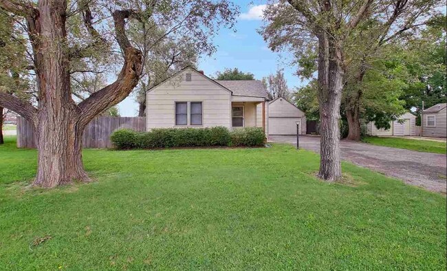 Beautiful Goddard Home with Oversized Garage - Beautiful Goddard Home with Oversized Garage