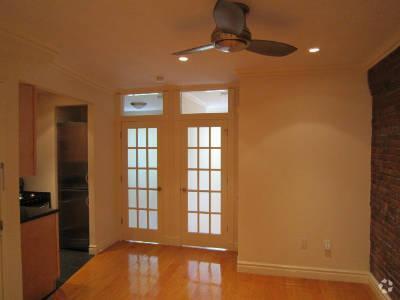 Building Photo - 424 E 9th St Unit 3 Rental