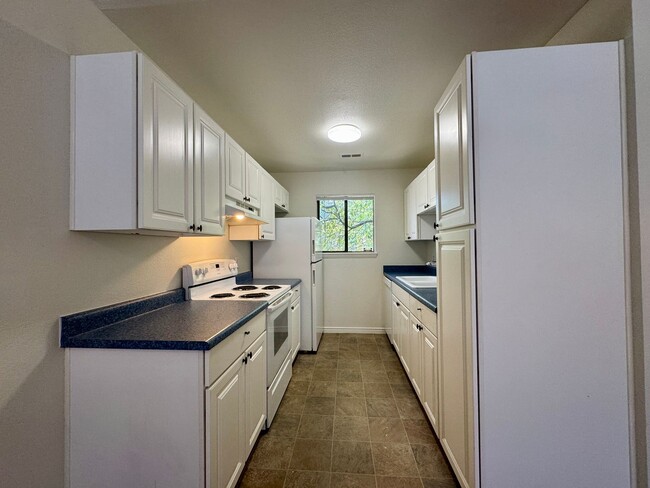 Photo - Spacious 2 Bed 2 Bath Condo in Aurora! Across from Community Pool!!