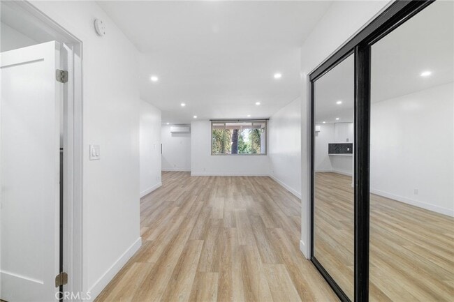 Photo - 17000 Burbank Blvd Unidad 301