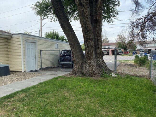 Photo - 348 N Redwood Rd Unit B